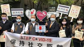 視察移工居家檢疫　徐耀昌籲為防疫把關苗栗縣長徐耀昌（左3）24日前往京元電子委託人力公司管理的外籍移工宿舍，視察居家檢疫防疫情形，呼籲雇主、仲介單位共同為移工健康把關。中央社記者管瑞平攝　109年4月24日