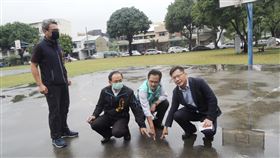 張廖萬堅視察南屯區黎明公園籃球場設施台中市南屯區黎明公園籃球場鋪面已數十年未整修，民進黨立委張廖萬堅（右）與台中市議員張耀中（右2）24日前往會勘，將向體育署爭取修繕經費。中央社記者郝雪卿攝  109年4月24日