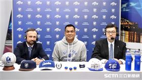 富邦悍將英語轉播球評Wayne McNeil、嘉賓陳金鋒與主播王雲慶。（圖／富邦悍將提供）