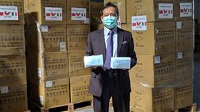 台灣捐口罩 箱子貼有台義國旗台灣捐贈義大利口罩，駐義大利代表李新穎開箱，強調台義關係友好，患難見真情。（駐義代表處提供）中央社記者黃雅詩羅馬傳真　109年4月15日