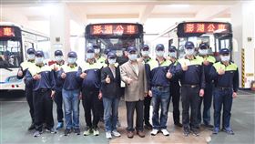 澎湖公車汰舊換新　持續提升服務品質澎湖縣長賴峰偉（前右4）24日表示，縣府積極進行公車汰舊換新，繼去年引進11部新公車後，今年再新增11輛新車，改善澎湖大眾運輸服務品質。（澎湖縣政府提供）中央社　109年4月24日