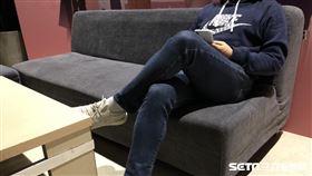 翹腳，滑手機，沙發，男大生（示意圖／資料照）