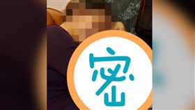 尪超愛妻！扛超大包「北港名產」　網嗨翻：好好唷（圖／翻攝自爆廢公社二館）