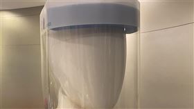 新纖捐贈醫療面罩給三軍總醫院全台最大醫療級膠片供應廠新纖，日前贈送5000多片醫療面罩給予三軍總醫院，感謝醫護人員辛勞。中央社記者潘羿菁攝　109年4月24日