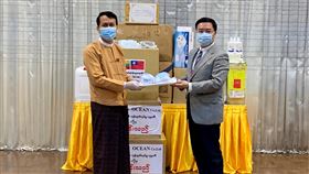 駐緬甸代表處捐贈口罩給仰光省中華民國駐緬甸代表李朝成（右）24日捐贈5萬片防疫口罩給仰光省長斐敏登（U Phyo Min Thein，左）。（駐緬甸代表處提供）中央社記者呂欣憓曼谷傳真　109年4月24日
