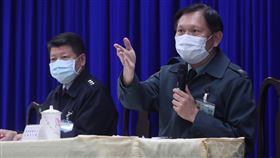 國防部說明敦睦艦隊染疫風波最新調查進展國軍敦睦支隊訪帛琉返國後，部分官兵感染武漢肺炎（2019冠狀病毒疾病，COVID-19），國防部24日下午召開記者會更新調查進度，發言人史順文（右）回應媒體提問。中央社記者吳家昇攝　109年4月24日