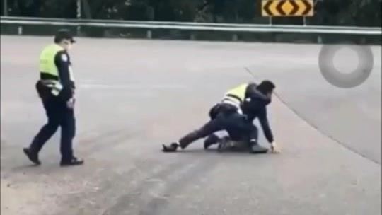 警拉不住失控男　學長顧講電話不支援