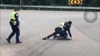 警拉不住失控男　學長顧講電話不支援