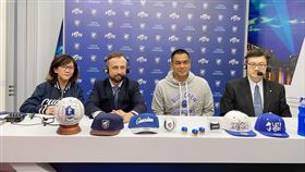 ▲富邦悍將首度英文直播服務，左起副領隊陳昭如、偉恩、陳金鋒與王雲慶。（圖／富邦悍將球團提供）