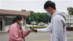 金門縣政府防疫再升級　嗶一下完成實名登記武漢肺炎（2019冠狀病毒疾病，COVID-19）疫情延燒，金門縣政府25日表示，洽公民眾到縣府攜帶身分證或縣民卡，只要「嗶」一下就可完成實名登記，減少接觸傳染的機會。中央社記者黃慧敏攝　109年4月25日