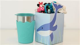 中鋼股東會紀念品2020年（109年度）的商品出爐，為「鯨彩都繪抗菌鋼杯」。（圖／中鋼提供）