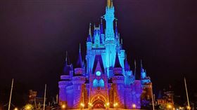 東京迪士尼「Land&Sea」點藍色光　致敬醫護（圖／翻攝自東京迪士尼官方推特）