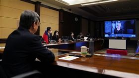 副總統陳建仁（前）24日與約翰霍普金斯大學學者視訊對談時表示，沒有國家能獨立對抗疾病大流行，台灣願意也正積極與各國合作共同對抗疫情，創造三贏。（圖／翻攝自總統府網頁president.gov.tw）
