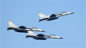 空軍IDF戰機性能特技操演。（記者邱榮吉/攝影）