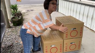 獨／小巨人孝女棄升學　陪父擺攤養家