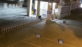 浙江,溫嶺,小學,保全,鐵門,上學。（圖／翻攝自看看新聞）