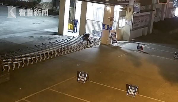 男喝茫強闖小學　拉爆鐵門狂喊要上學