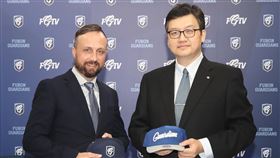 富邦悍將提供主場賽事英語播報中華職棒富邦悍將隊為推廣中華職業棒球大聯盟賽事，特別提供主場賽事英語播報，由曾在中職國際組任職的王雲慶（右）與球評偉恩（Wayne McNeil）（左）組成播報團隊。中央社記者張新偉攝　109年4月24日