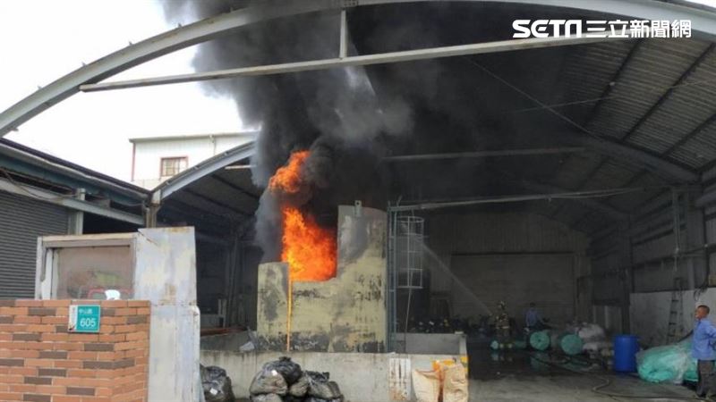 台南口罩工廠大火　油桶起火濃煙竄天