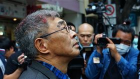 林榮基書店開幕（1）香港銅鑼灣書店前店長林榮基（前）日前遭潑漆，位於台北中山區的書店25日上午正式開幕，林榮基頭髮上還留有紅漆。中央社記者王騰毅攝　109年4月25日