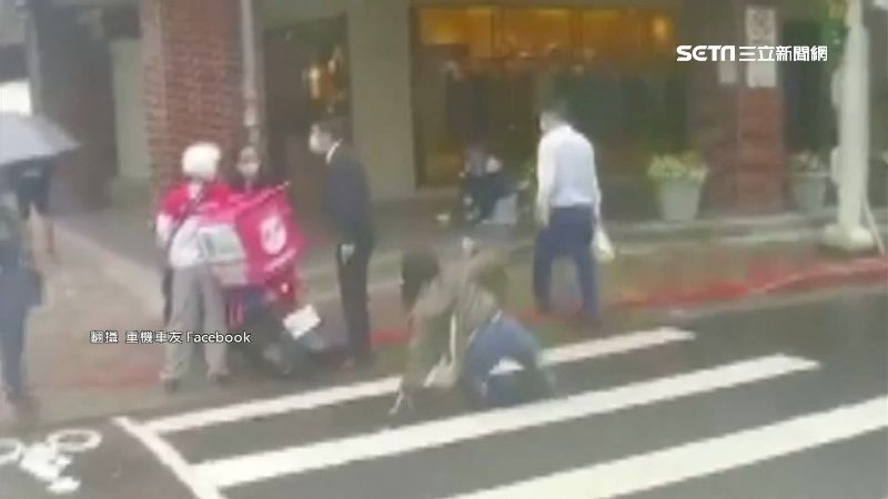 外送員斑馬線上牽車 　未熄火撞倒人
