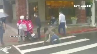 外送員斑馬線上牽車 　未熄火撞倒人