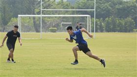 國訓中心辦足壘球聯誼賽　楊俊瀚參一咖武漢肺炎（2019冠狀病毒疾病，COVID-19）疫情造成國內外賽事停擺，國訓中心25日特別舉辦足壘球聯誼賽，包括「台灣最速男」楊俊瀚（前右）等人都來參一咖。（國訓中心提供）中央社記者黃巧雯傳真　109年4月25日