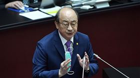 紓困條例修法追加預算　柯建銘發言立法院會21日三讀修正通過嚴重特殊傳染性肺炎防治及紓困振興特別條例部分條文，追加特別預算新台幣1500億元，讓總經費上限來到2100億元。圖為民進黨立法院黨團總召柯建銘上台發言。中央社記者王飛華攝　109年4月21日