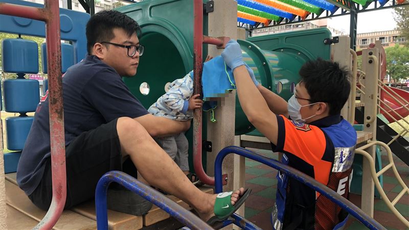 男童頭卡遊具縫隙　消防靠這招秒脫困