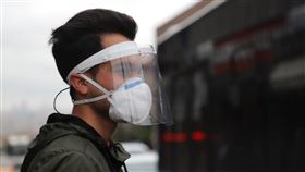 武漢肺炎中東病例最多 土耳其民眾全副武裝土耳其境內武漢肺炎累計確診病例將破10萬例，31省於23日展開4天宵禁。一位民眾22日戴口罩和面罩在安卡拉舊城區烏魯斯的公車站牌前方等車。中央社記者何宏儒安卡拉攝  109年4月23日