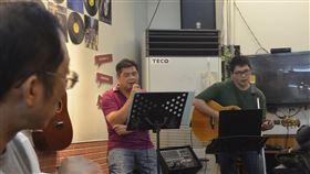 文化路夜市攤商老闆開唱攬客嘉義市文化路夜市魷魚肉羹店的第三代傳人朱詠新（右），希望改善因武漢肺炎疫情造成的影響，與父親朱慶展（右2）在店裡開唱，期待生意早日好轉。中央社記者蔡智明攝　109年4月26日