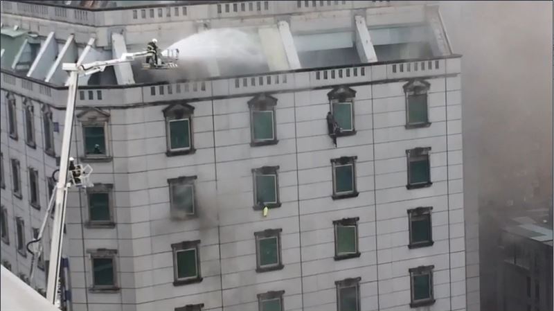 攀上頂樓！消防員英勇救火身影曝光