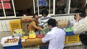 侏儒,台中,擺攤,水果,歧視（圖／翻攝畫面）