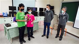 竹市中小學科展改視訊評審　林智堅視察演練第38屆新竹市中小學科展5月將登場，因應武漢肺炎疫情，今年改採「視訊科展」評審方式，新竹市長林智堅（右2）特別前往視察視訊評審演練，並現場由學生示範智能車實驗。（新竹市政府提供）中央社記者魯鋼駿傳真　109年4月26日