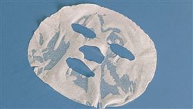 現代有許多愛美的男性和女性為了追求更好的膚質，除了日常基礎的保養外，也會習慣性的利用面膜保養皮膚，但往往敷完面膜後，包裝內剩餘的精華液總是讓人覺得丟了浪費，卻又不知道該如何有效利用。對此，網路上就有文章分享使用面膜的4大用法，教大家如何將一片小小的面膜用到極致。
圖／翻攝自pixabay
https://www.pexels.com/zh-tw/@pixabay