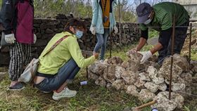 澎湖民眾體驗傳統(石老)(石古)石建築工法（1）澎湖縣文化局26日特別舉辦「傳統建築修復工法」系列活動，由老師傅帶領民眾體驗堆砌(石老)(石古)石牆，認識在地傳統建築工法。中央社  109年4月26日