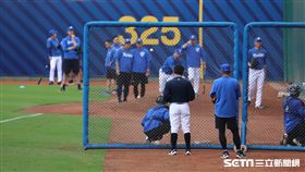 ▲富邦悍將總教練洪一中看洋投伍鐸牛棚。（圖／記者劉彥池攝影）