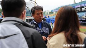 ▲富邦悍將總教練洪一中賽前受訪。（圖／記者劉彥池攝影）