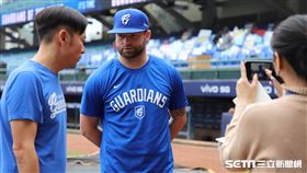 ▲富邦悍將洋投伍鐸賽前受訪。（圖／記者劉彥池攝影）