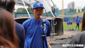 ▲富邦悍將投手教練吳俊良賽前受訪。（圖／記者劉彥池攝影）