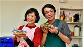 蘇巧慧化身「阿巧師」示範電鍋料理。（圖／蘇巧慧辦公室提供）