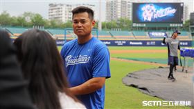 ▲富邦悍將胡金龍賽前受訪。（圖／記者劉彥池攝影）