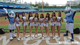 ▲富邦悍將啦啦隊、富藍奇。（圖／記者劉彥池攝影）