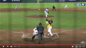 ▲蔡明晋被蘇緯達強襲球擊中。（圖／翻攝自CPBL TV）
