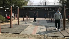 武漢封城  民眾公園運動保持距離中國社工郭晶在台出版武漢封城日記，紀錄民眾如何在武漢肺炎疫情的巨大災難前過日常生活。圖為1月24日至3月25日封城期間，當地居民在公園運動，彼此保持一定距離。（郭晶提供）中央社記者張淑伶台北傳真  109年4月8日