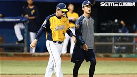中信兄弟投手教練佛斯特（左）。（圖／記者林聖凱攝影）