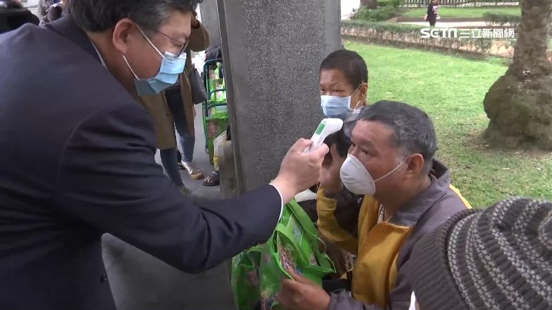 杜絕破口　鄭文燦親贈街友防疫關懷包