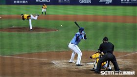 ▲中信兄弟洋投德保拉對決富邦悍將范國宸。（圖／記者劉彥池攝影）