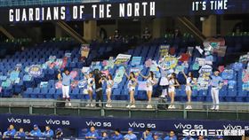 ▲富邦悍將啦啦隊、吉祥物富藍奇。（圖／記者劉彥池攝影）