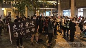 數百名香港示威者26日傍晚在港島太古城中心聚集，舉辦「和你唱」活動。但香港警方在入夜後，以因應武漢肺炎疫情的「限聚令」為由，要求群眾解散。圖為民眾聚在太古中心外。（圖／翻攝自香港電台網頁rthk.hk）
